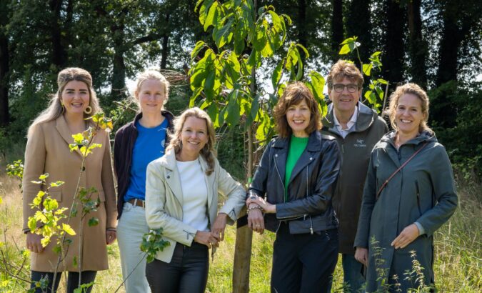 Groen verbindt: buurtbewoners Haaksbergen planten samen een belevingsbos